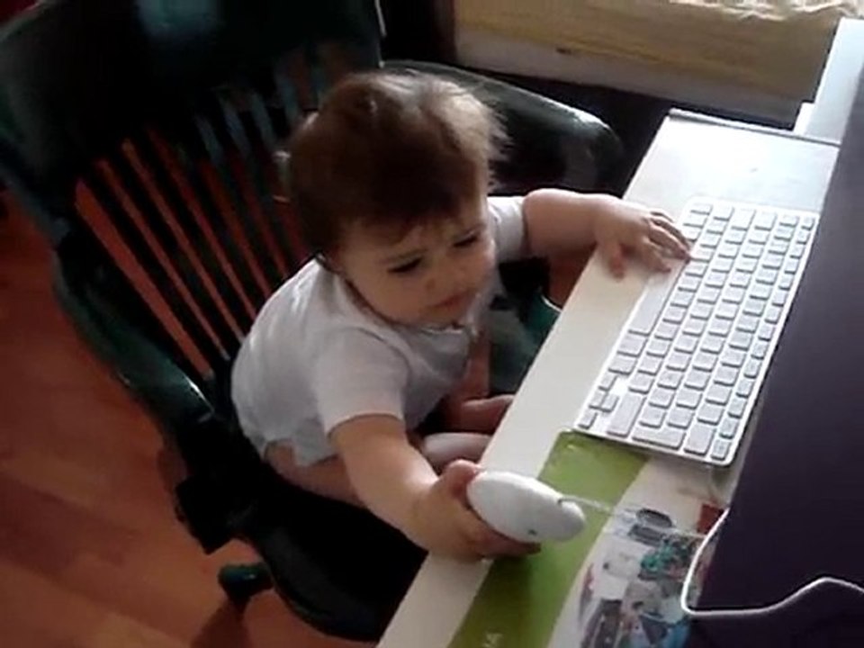 nina sur l'ordi