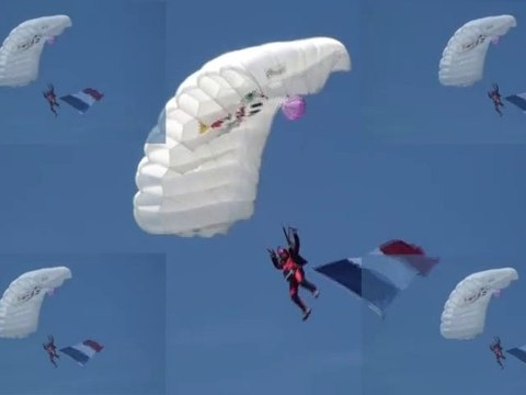 Saut des parachutistes dans la Baie des Anges