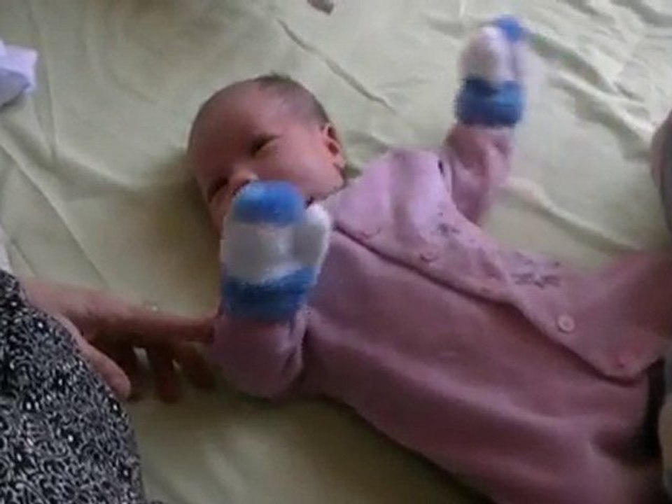 Chloé - 2010/04/15 - Je joue avec maman et mamie