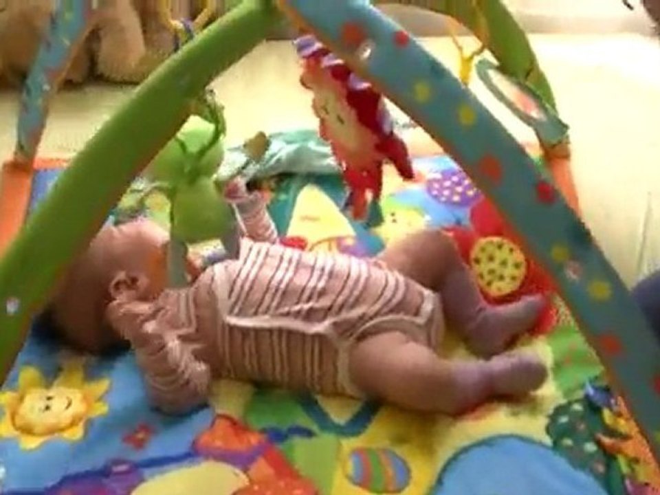 Chloé - 2010/05/24 - Sur mon tapis de jeu - 1