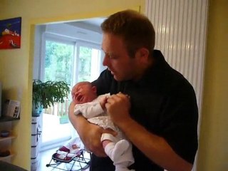 ZOE 2010 06 14 habillée, réclame son biberon