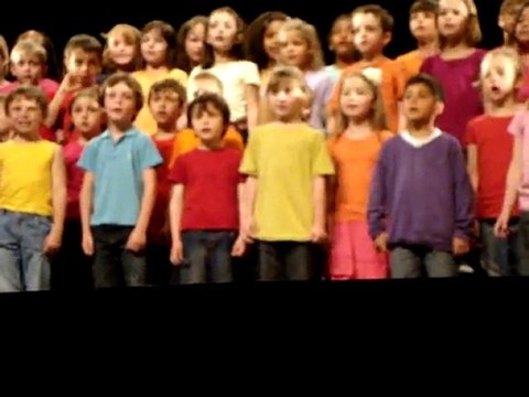 Fête de fin d'année du CP: Chorale au théatre de St Maur