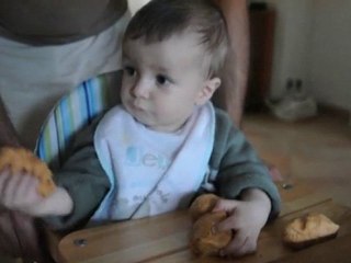 Aarhon fait de la pâte à sel