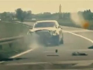 Auto si schianta in autostrada senza motivo