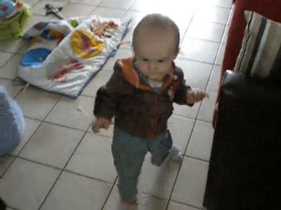 Mathéo se la joue bipède