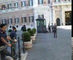 Bersani arriva a Montecitorio, il presidio reagisce