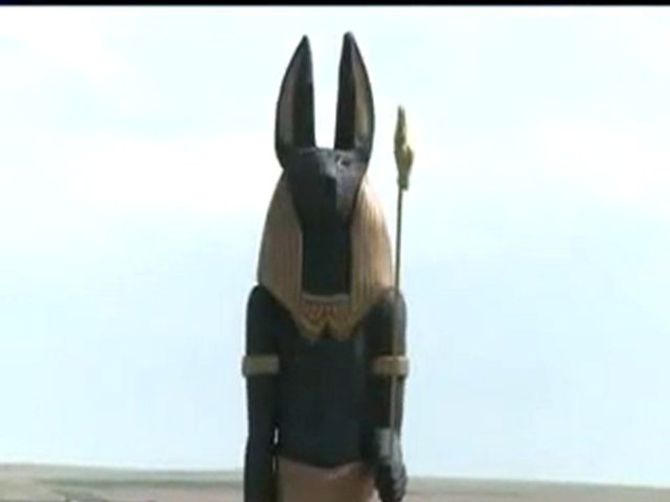 Statue d'anubIs le dieu des morts érigée à..