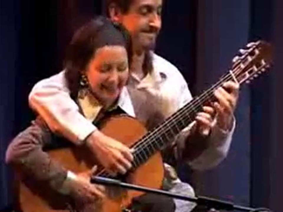 4 mains 1 guitare (Tico Tico) By Cecilia Siqueira et Fernand