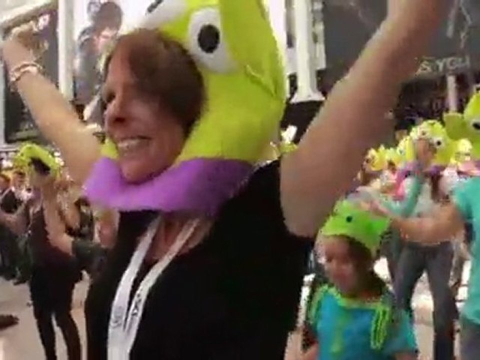 Toy Story 3 -E3 2010: Alien Dancing Doc