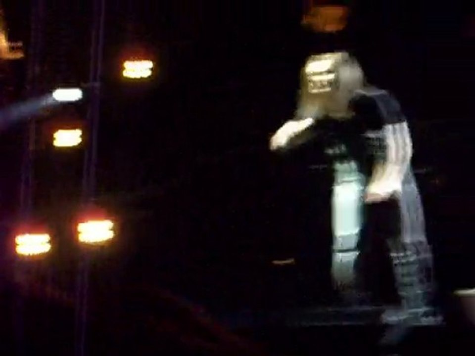 Tokio Hotel Paris 14.04.2010  Georg lance sa bouteille