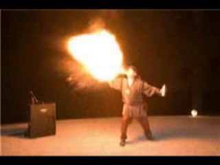 Cracheur de feu, jongleur de feu, magie de feu Tommy Stevens
