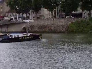 La péniche Diamond sort de  Melun