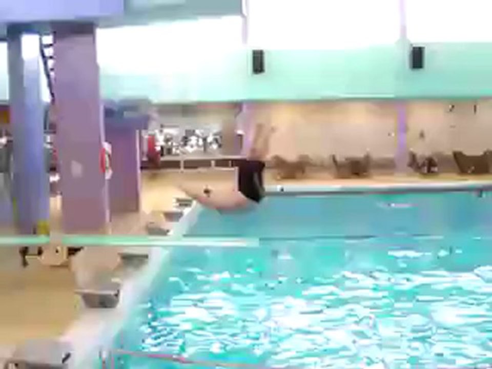 Corbeau-666 à la piscine