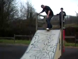 Corbeau-666 fait du skate