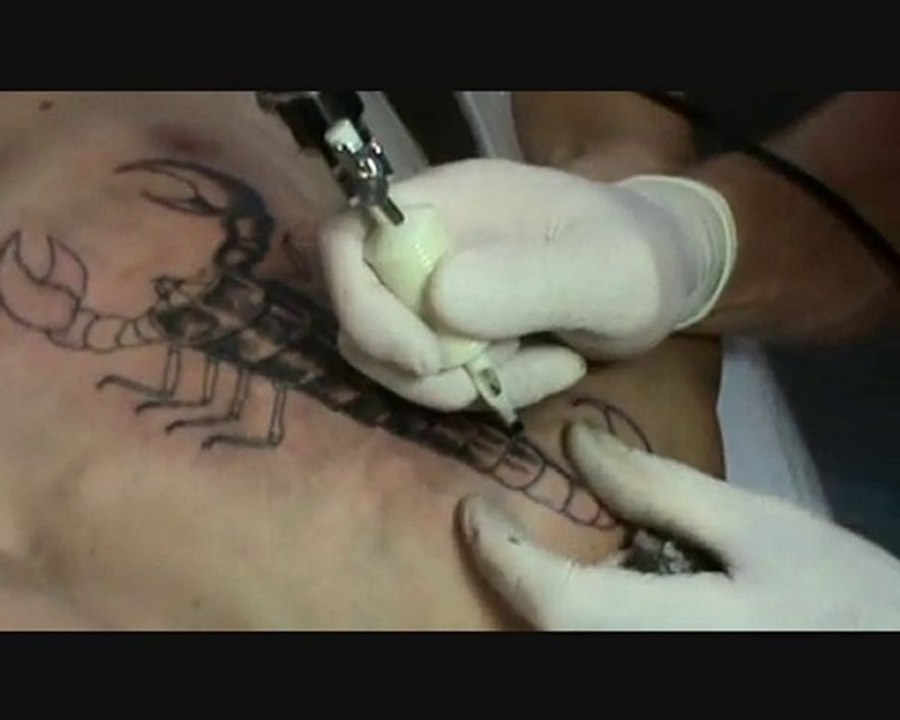 tatouage scorpion sur le  pec