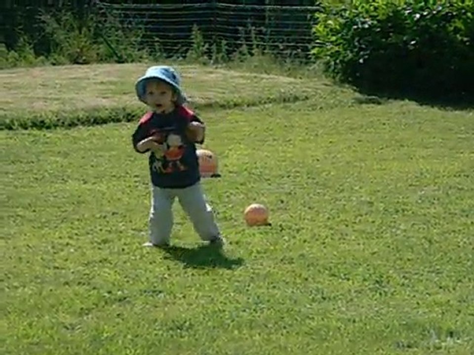 Lucas qui marche dans l'herbe