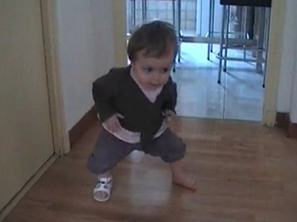 Maeva se met debout toute seule