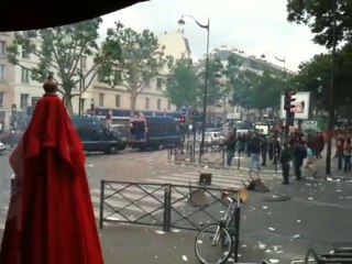 20.06.2010.  パリ　中国人・抗議デモ　警察車両襲撃