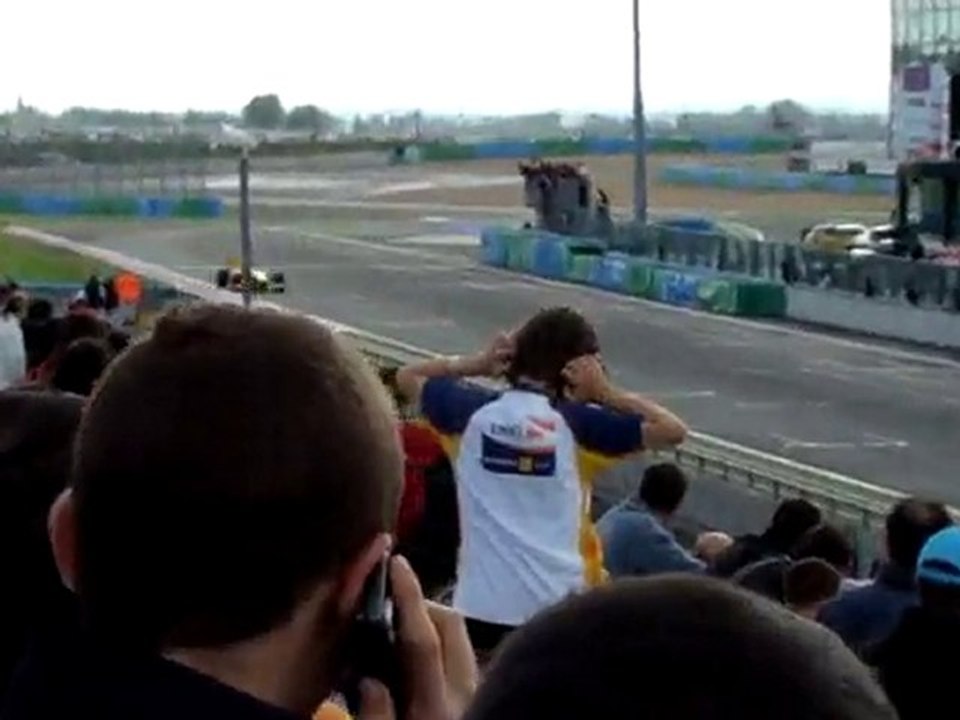 Passage de deux Formule1 Renault lors des WSR Juin 2010