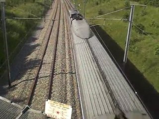 un TGV roule avec les trappes avant ouvertes