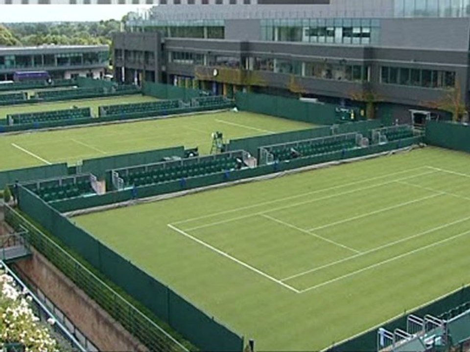Murray flying solo at Wimbledon