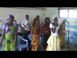 tous les anges louent sa sainteté