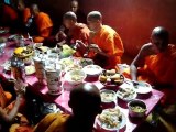 Cambodge 2010 - Repas des moines à Sihanoukville