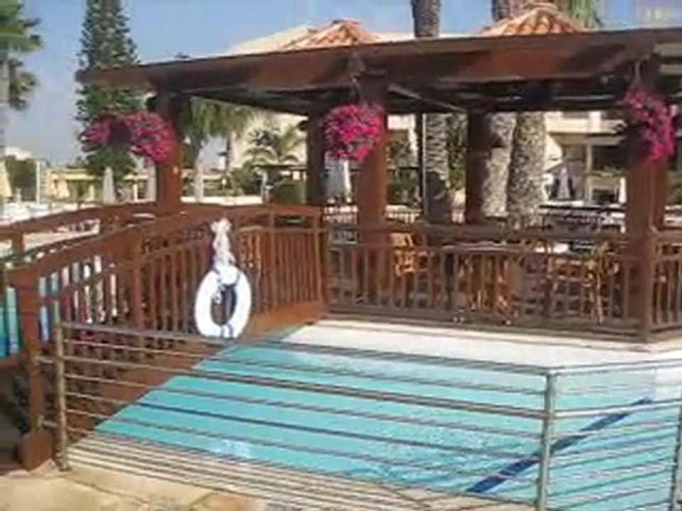 présentation de la piscine de l'hôtel olympic resort kanika.