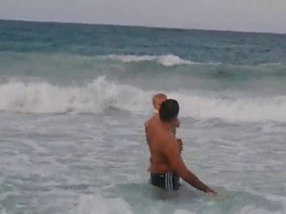 Dans les grosses vagues avec mon papa