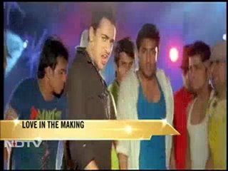 Imran spotted with gorgeous girls in Goa