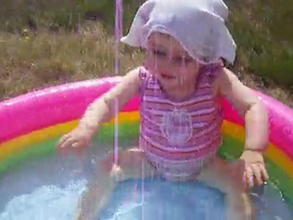 Trempette dans la piscine