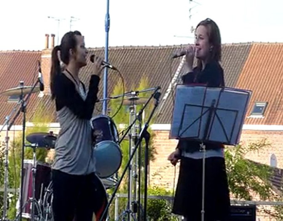 Agathe et Stéphanie chantent "je l aime à mourir..."