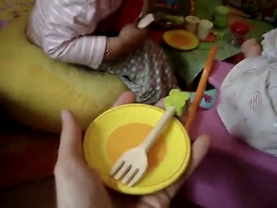 je m'installe à table avec la poupée