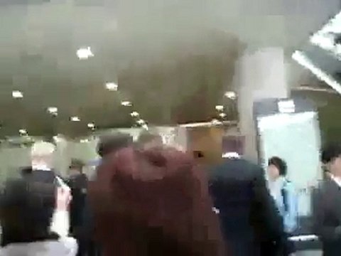 Wentworth Miller in China at the Airport (April 09) #1