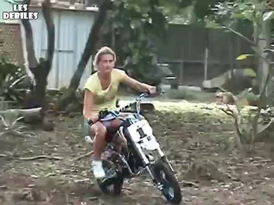 Blonde qui se Gamelle en Moto