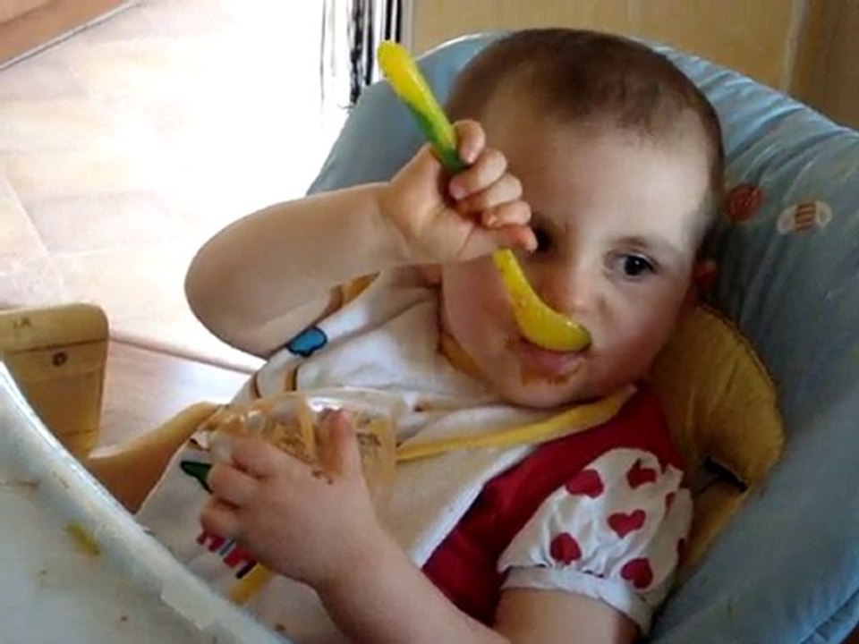 Emma mange toute seule