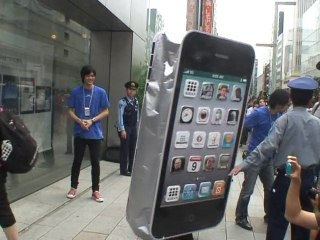 Japanese fans first to snatch iPhone 4