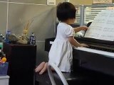 晶晶彈鋼琴