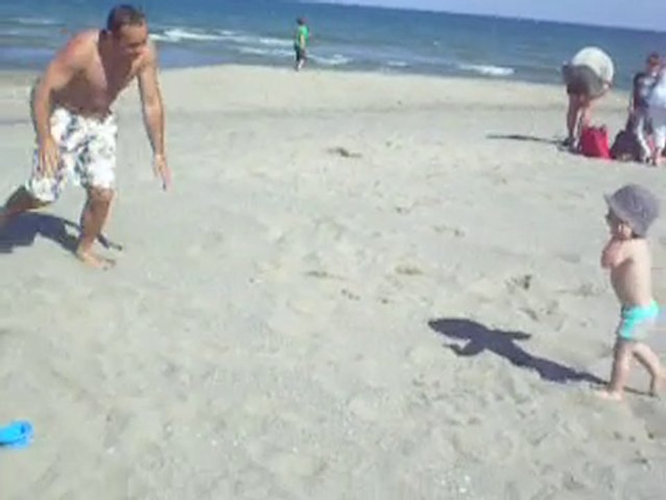 Bagarre avec papa dans le sable