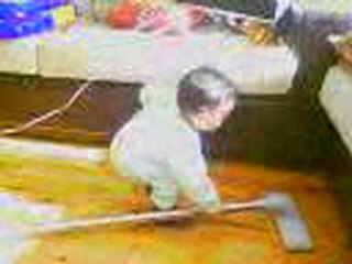 süpürge yapan velet