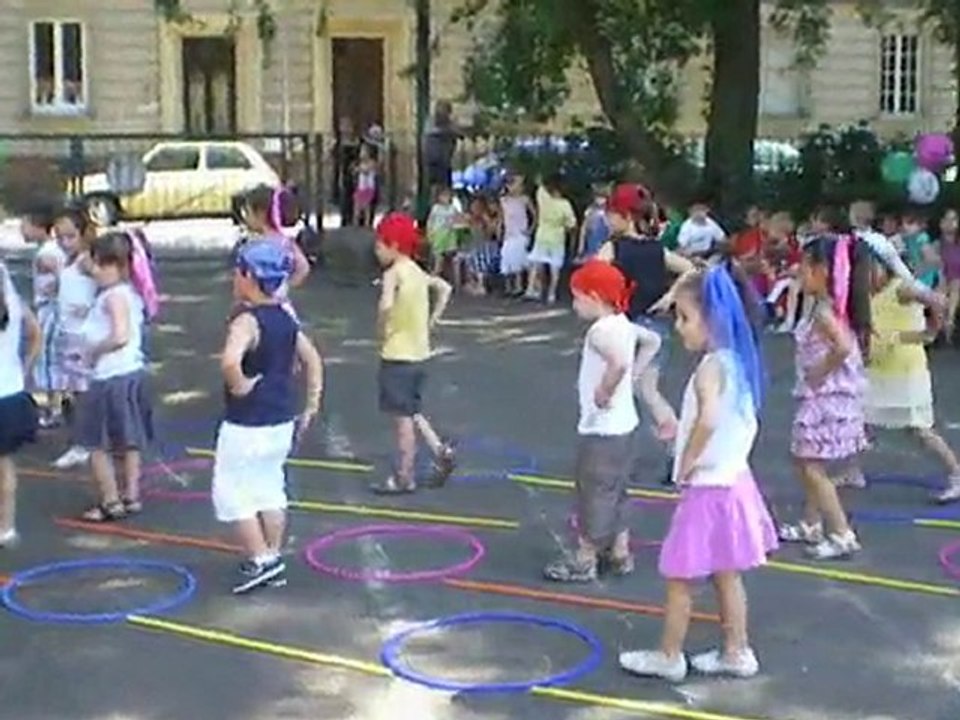 Aydan danse à la kermesse de l'école