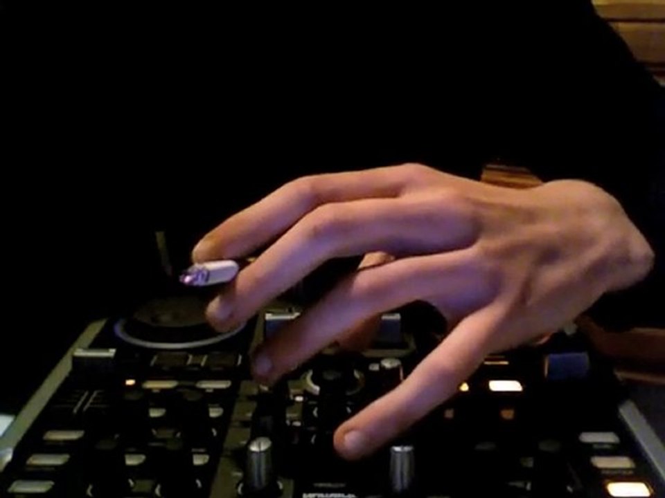 Pas facile de mixer avec une cigarette dans la main