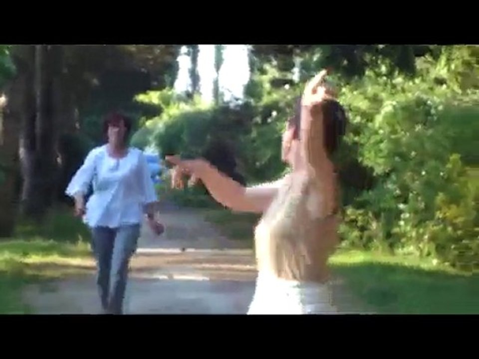 bataille de pommes de pin entre Isa et Oma