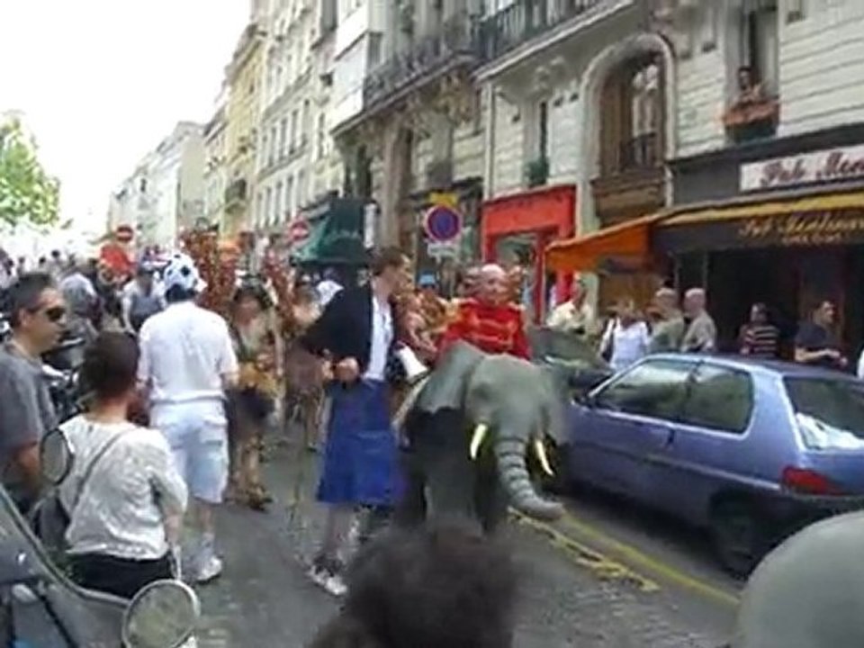 Montmartre - Abbesses 26.06.10 La Vachalcade (2)