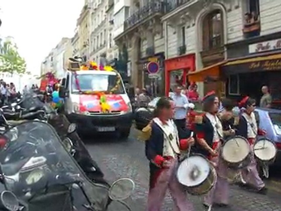 Montmartre - Abbesses 26.06.10 La Vachalcade (1)