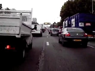 Un petit  bout d'inter-file en moto.