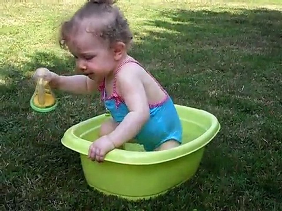 Camille se baigne