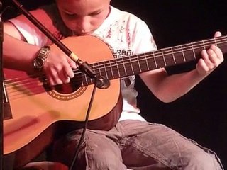 Mattéo à la guitare le 25 juin 2010
