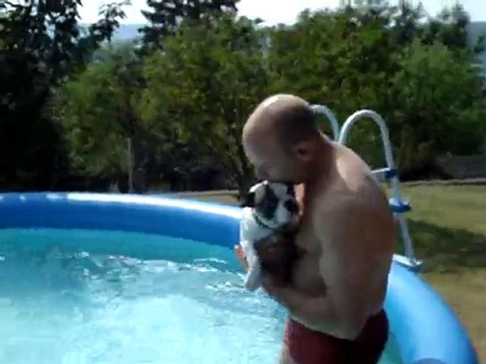 Mon boulis fait de la nage!