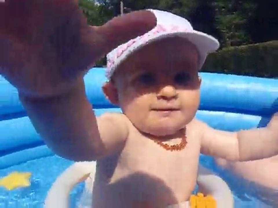 Anaëlle à la piscine